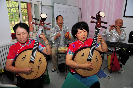 為油城社區老人彈奏民樂