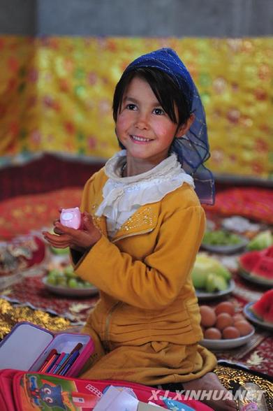 維族女孩阿依努爾·伊力迎來先心病術后檢查團隊