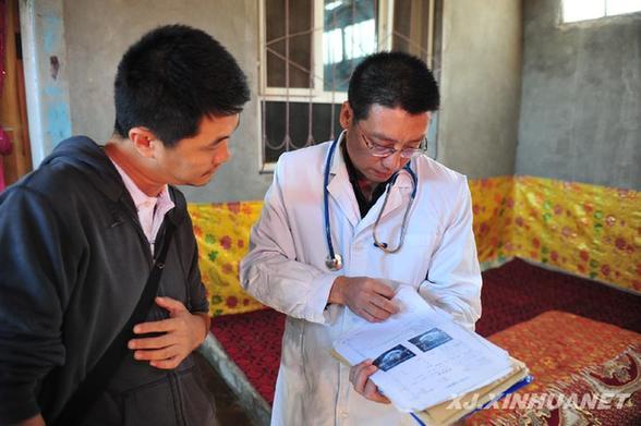 維族女孩阿依努爾·伊力迎來先心病術后檢查團隊