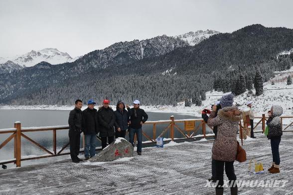 新疆天山天池冰雪風情節開幕首日 超5000人免費滑雪