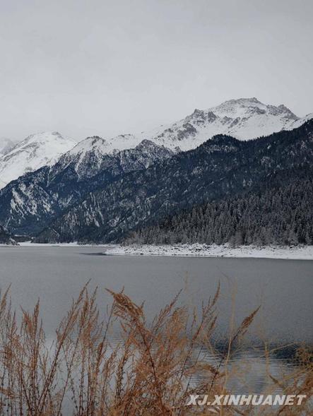 新疆天山天池冰雪風情節開幕首日 超5000人免費滑雪