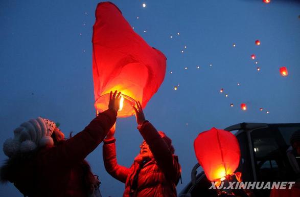 我國(guó)陸地最低點(diǎn)放飛千盞孔明燈迎新春