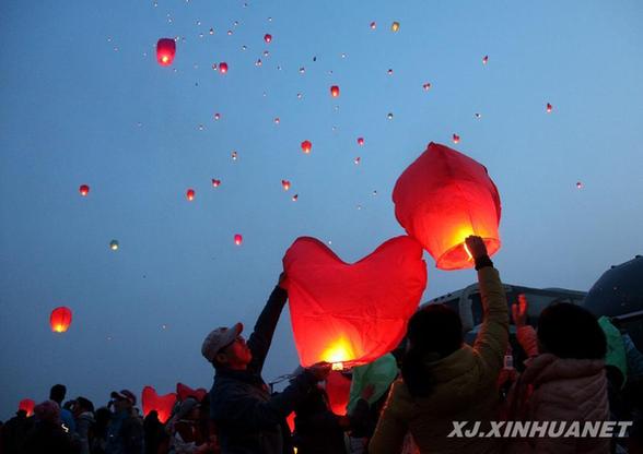 我國陸地最低點(diǎn)放飛千盞孔明燈迎新春