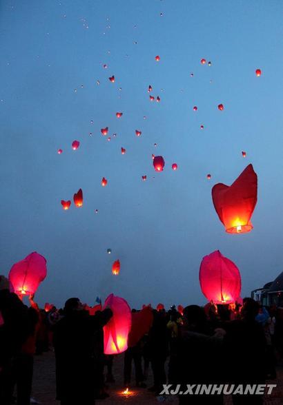 我國陸地最低點放飛千盞孔明燈迎新春