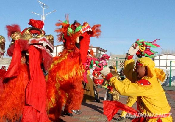 搬進(jìn)“安居富民房” 哈密村民耍社火迎新春