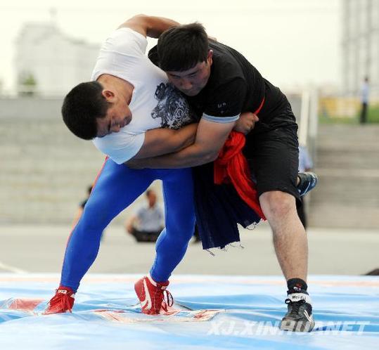 阿肯阿依特斯大會上演精彩民族體育