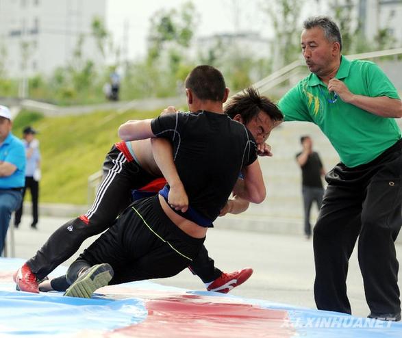 阿肯阿依特斯大會(huì)上演精彩民族體育