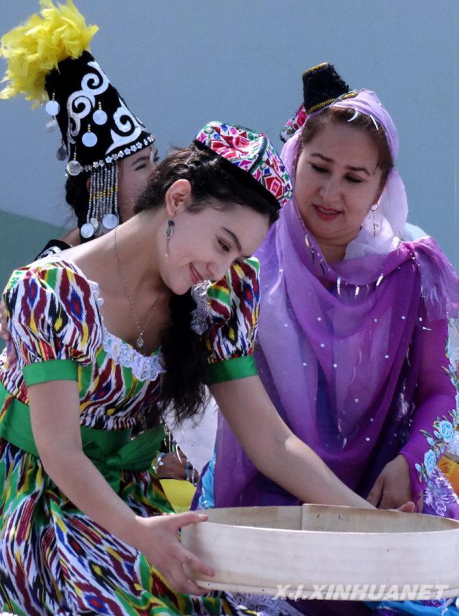 新疆歌舞扮靚首都夏日