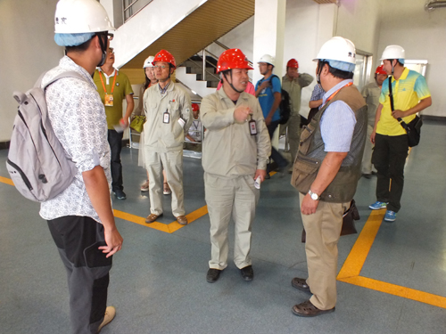 參加中國——亞歐博覽會的疆內外媒體記者參觀企業