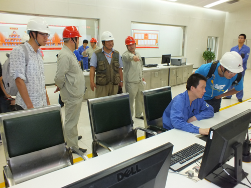 參加中國——亞歐博覽會的疆內外媒體記者參觀企業