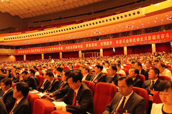 自治區黨委八屆七次全委（擴大）會議隆重召開