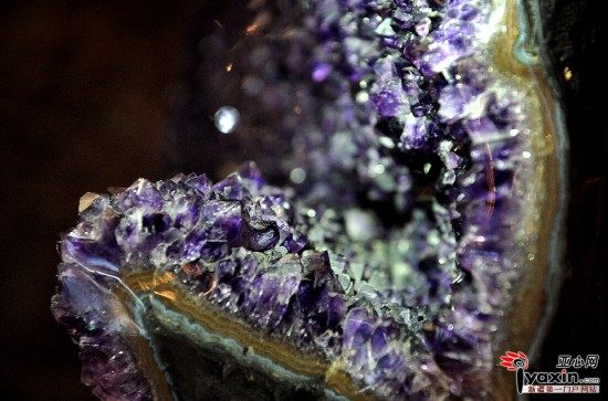 烏魯木齊現世界罕見3噸重紫水晶 里面可躺入一人