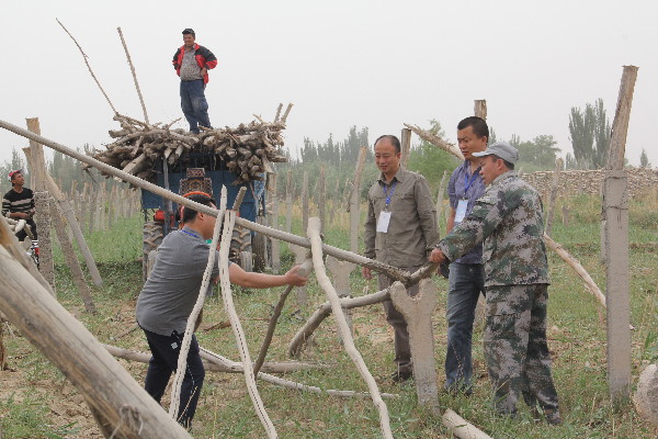 駐第三師紅旗農(nóng)場(chǎng)的“訪惠聚”工作組開(kāi)展工作掠影