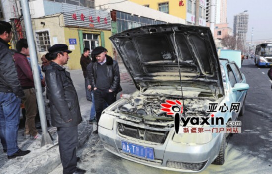 烏魯木齊一出租車意外起火 熱心路人出手相助(圖)