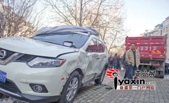 烏魯木齊小區內翻斗車從斜坡上滑下連撞七車（圖）