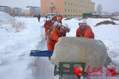 阿勒泰消防官兵零下12度頂風雪開展地震救援拉動演練
