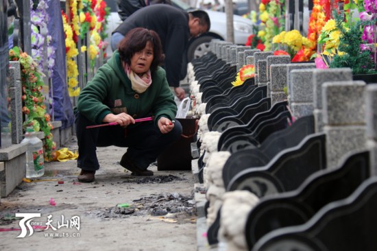 烏魯木齊:清明祭祀 你與文明還差幾步