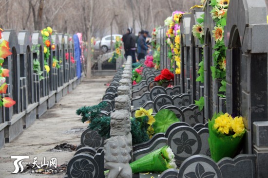 烏魯木齊:清明祭祀 你與文明還差幾步