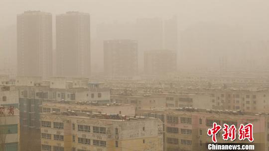 新疆南部沙塵持續數天 溫度持續走低