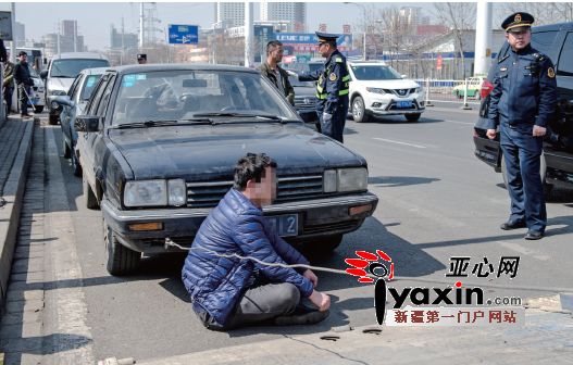 烏魯木齊一輛“黑車”被查司機上演“三絕招”