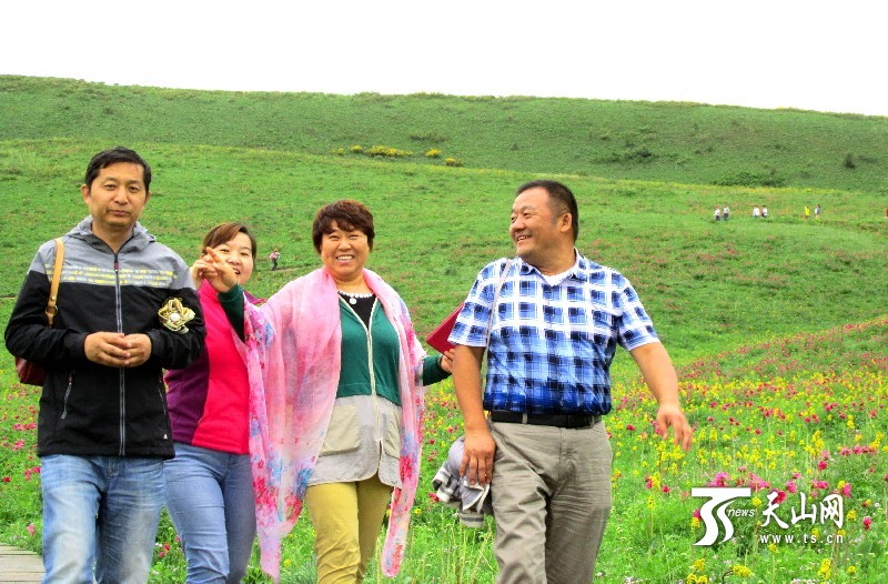 新疆裕民縣山花爛漫引來大批游客
