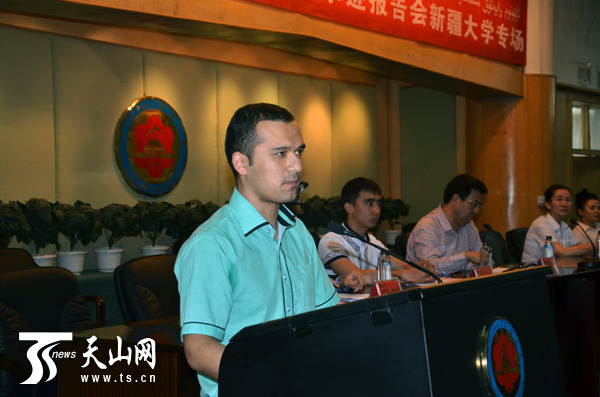 新疆高校學(xué)子聆聽(tīng)民族團(tuán)結(jié)模范事跡宣講