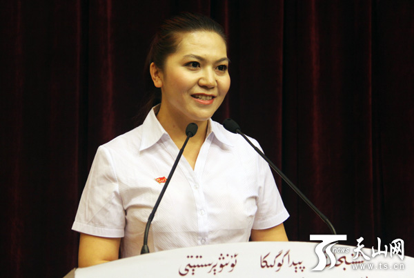 新疆高校學(xué)子聆聽民族團(tuán)結(jié)模范事跡宣講