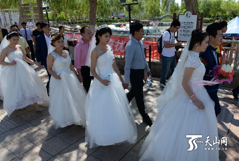 新疆庫爾勒市“5·20”公益環(huán)保集體婚禮隆重舉行