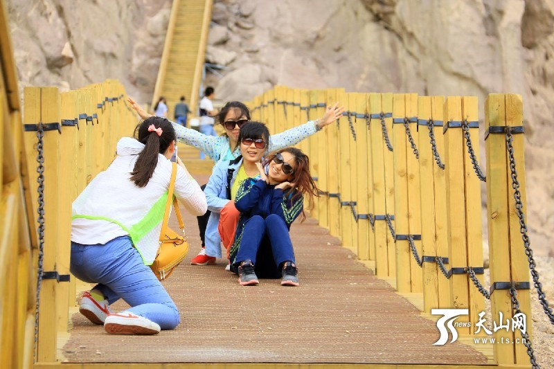 新疆托克遜縣克爾堿怪石林景區迎來旅游旺季