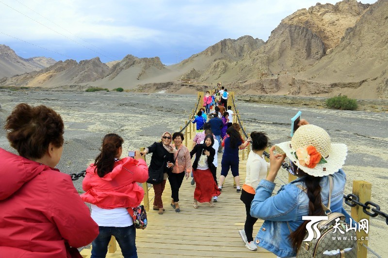 新疆托克遜縣克爾堿怪石林景區(qū)迎來旅游旺季