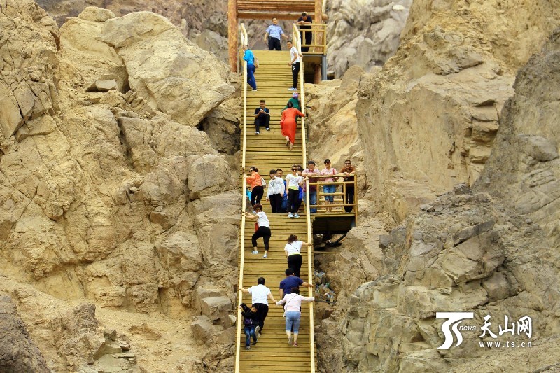 新疆托克遜縣克爾堿怪石林景區迎來旅游旺季