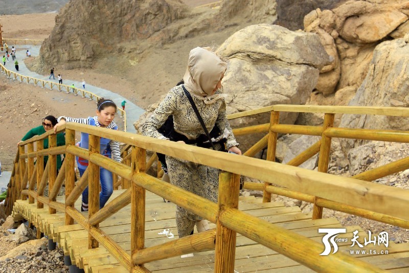 新疆托克遜縣克爾堿怪石林景區(qū)迎來旅游旺季