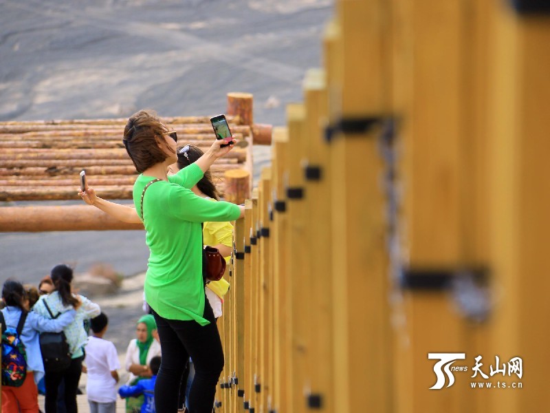 新疆托克遜縣克爾堿怪石林景區迎來旅游旺季