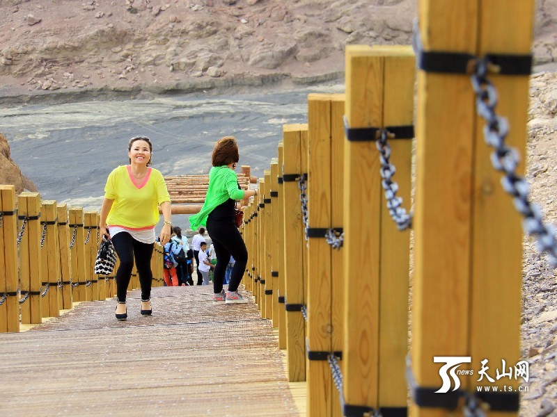 新疆托克遜縣克爾堿怪石林景區(qū)迎來旅游旺季