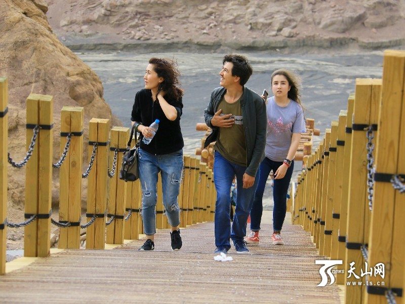 新疆托克遜縣克爾堿怪石林景區迎來旅游旺季