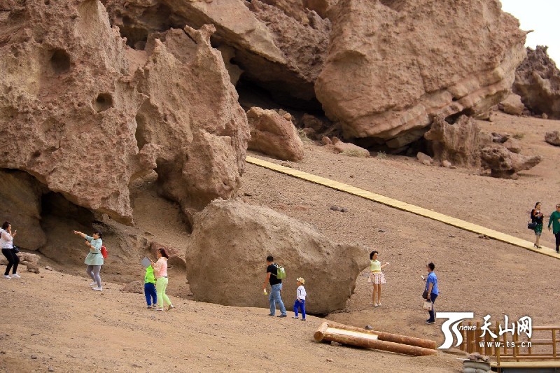 新疆托克遜縣克爾堿怪石林景區迎來旅游旺季
