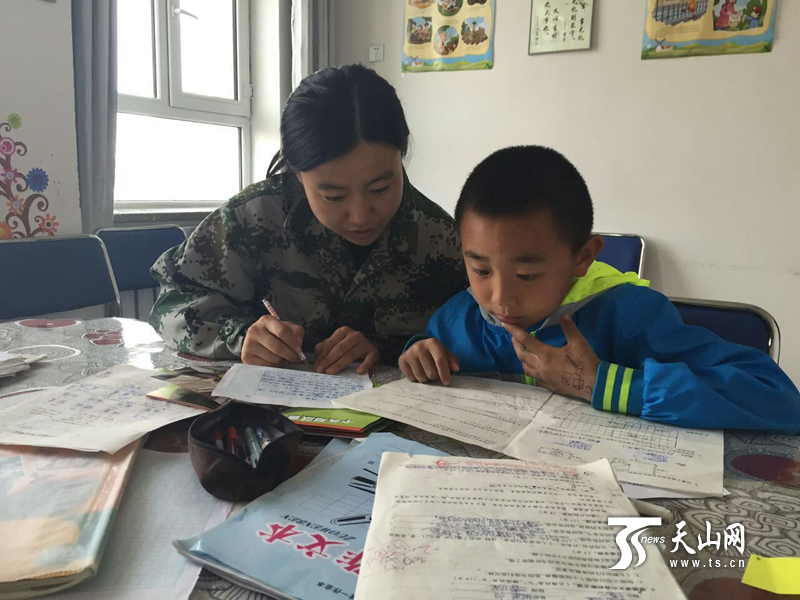 新疆額敏縣住村干部為孩子建起了“小課堂”