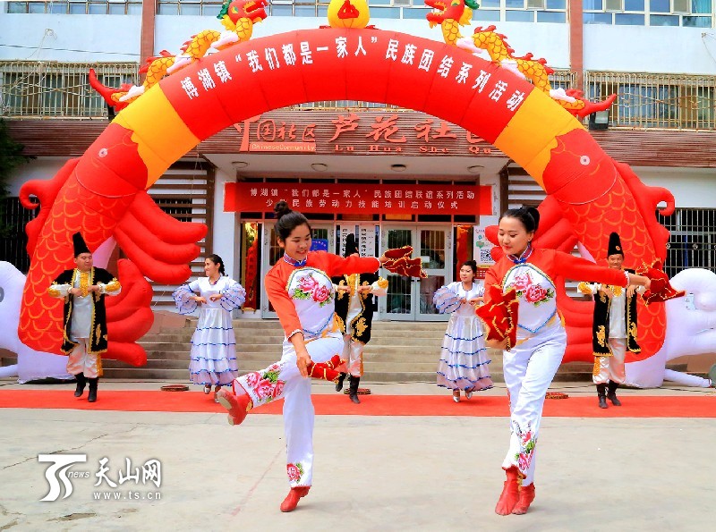 新疆博湖縣:社區(qū)居民大舞臺秀出民族團結(jié)情