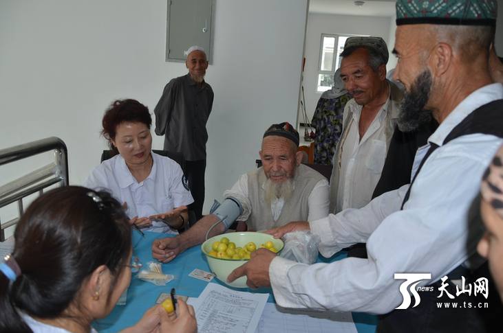新疆于田縣：工作組請來醫療隊進村義診