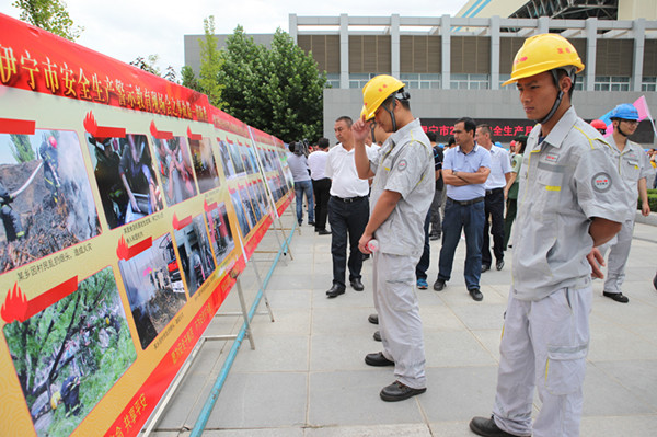 伊寧市召開2016年安全生產月事故警示教育現場會