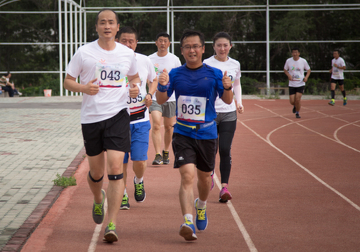 心中有陽光 腳下有力量——南航新疆分公司“陽光南航”馬拉松賽鳴槍開跑