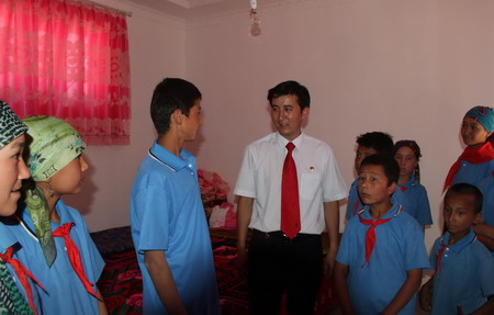 和田縣塔瓦庫勒鄉舉辦青少年預備隊宣誓授旗儀式