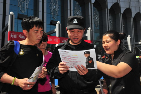 新疆特警用“特警誠(chéng)品”教市民如何防詐騙