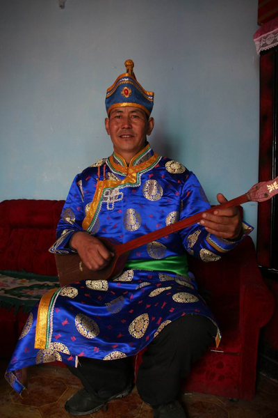 和布克賽爾縣鐵布肯烏散鄉傳承托布秀文化