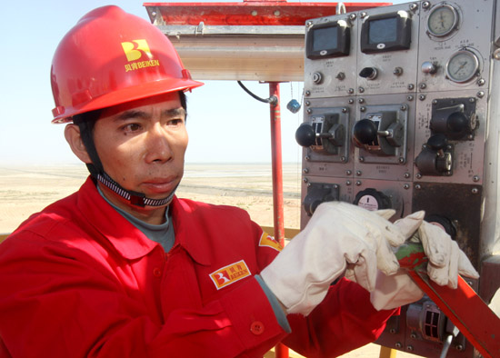 克拉瑪依紅山油田公司第一口油井開(kāi)鉆