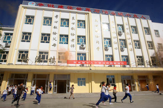新疆克拉瑪依:小學(xué)生校園練“逃生”