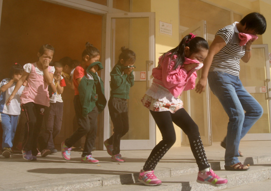 新疆克拉瑪依:小學(xué)生校園練“逃生”