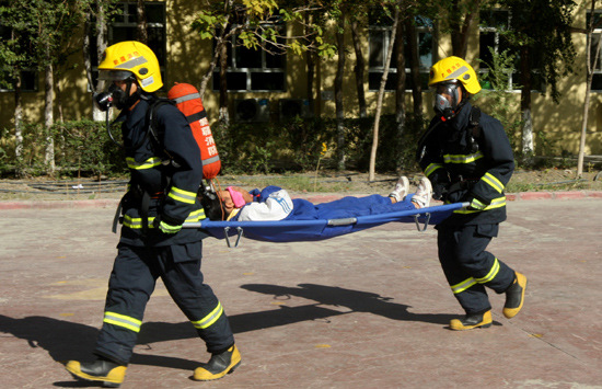 新疆克拉瑪依:小學(xué)生校園練“逃生”