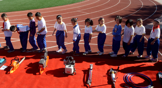 新疆克拉瑪依：小學生校園練“逃生”