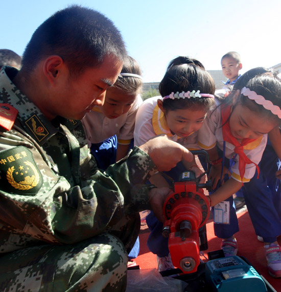新疆克拉瑪依：小學生校園練“逃生”